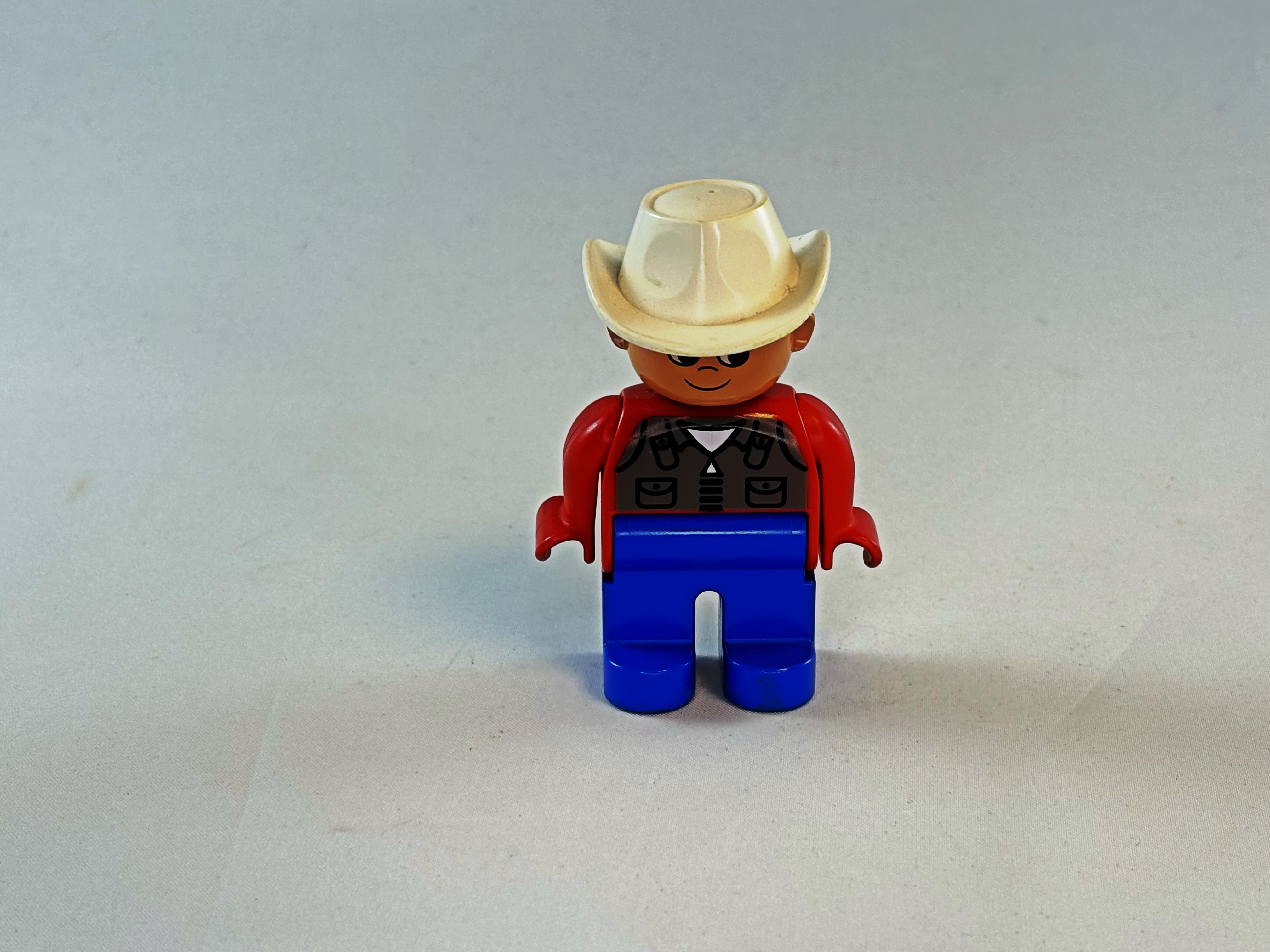 Cowboy met rood shirt en witte hoed Duplo