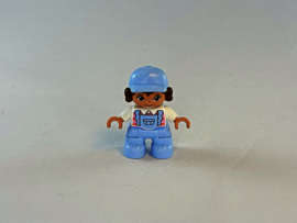 Meisje met licht blauwe tuinpak, wit shirt, pet en bruin haar Duplo