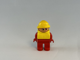 Matroos / visser met rood pak, geel zwemvest en pet Duplo