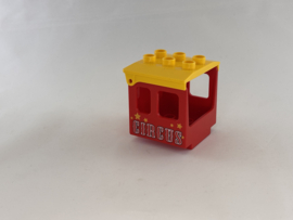 Cabine circus laag rood met dak geel  Duplo