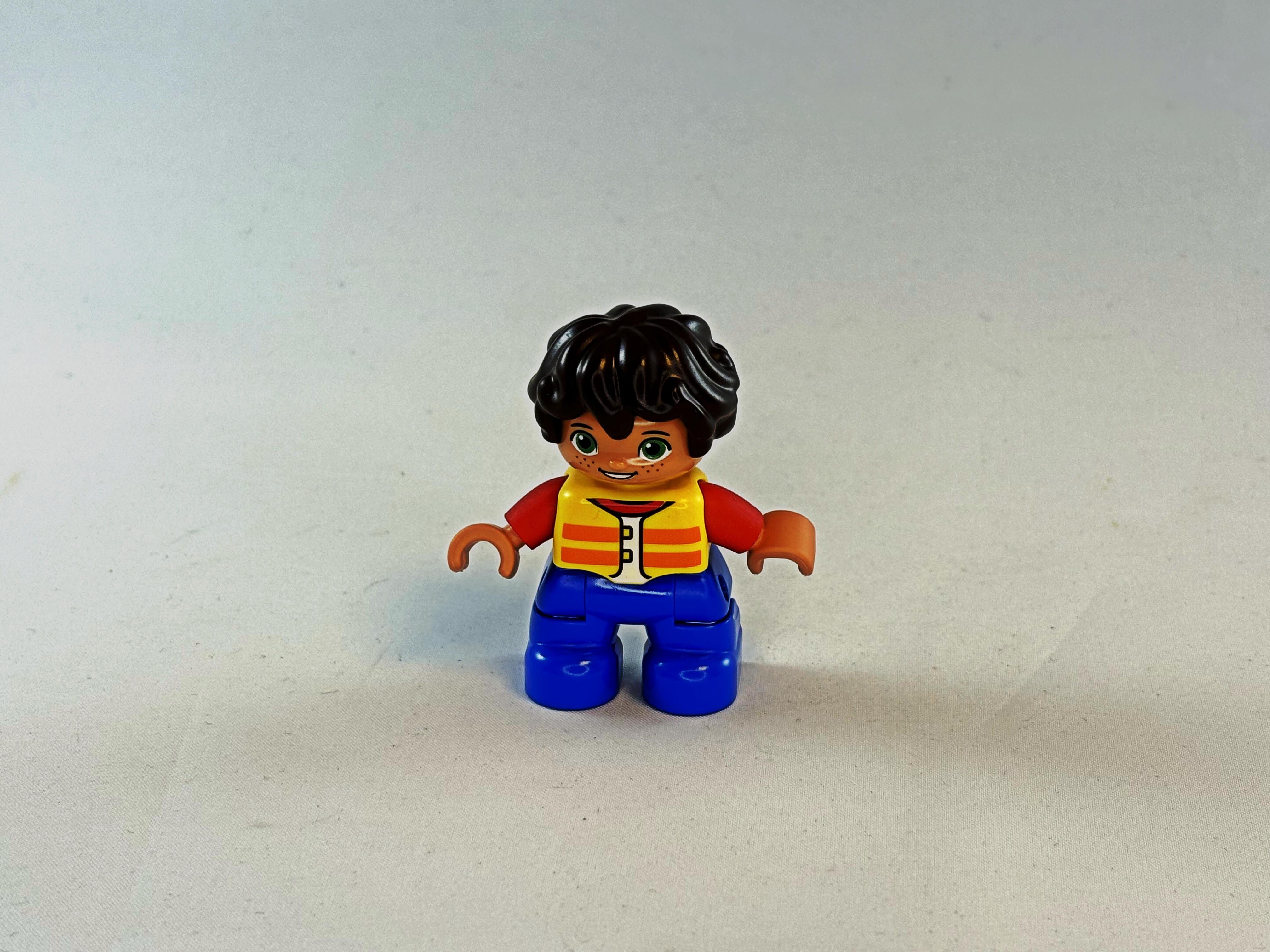 Jongen met geel / rood vest Duplo