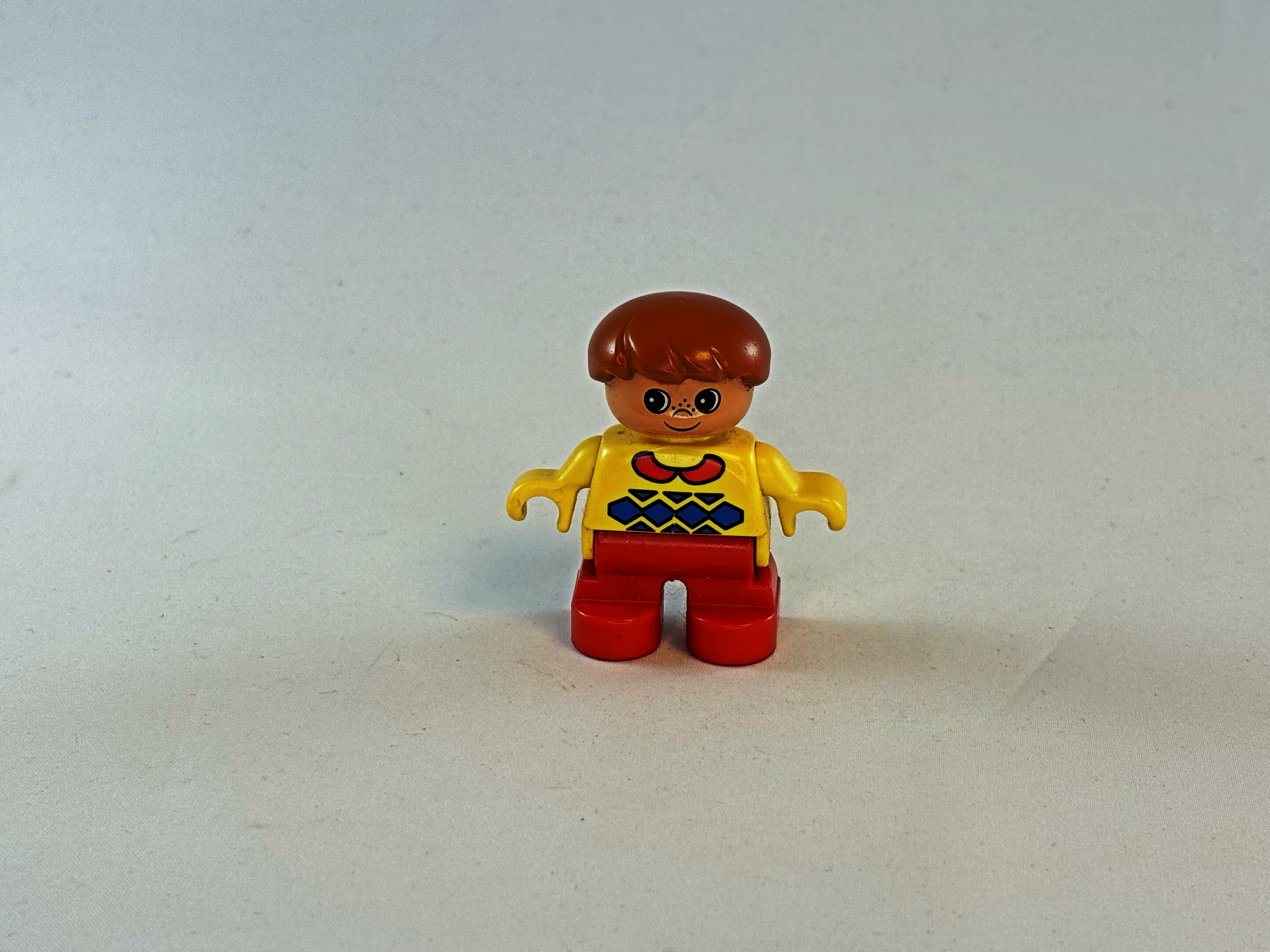 Jongen geel rood Duplo