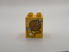 Breien, wol, sokken op blok hoog geel Duplo