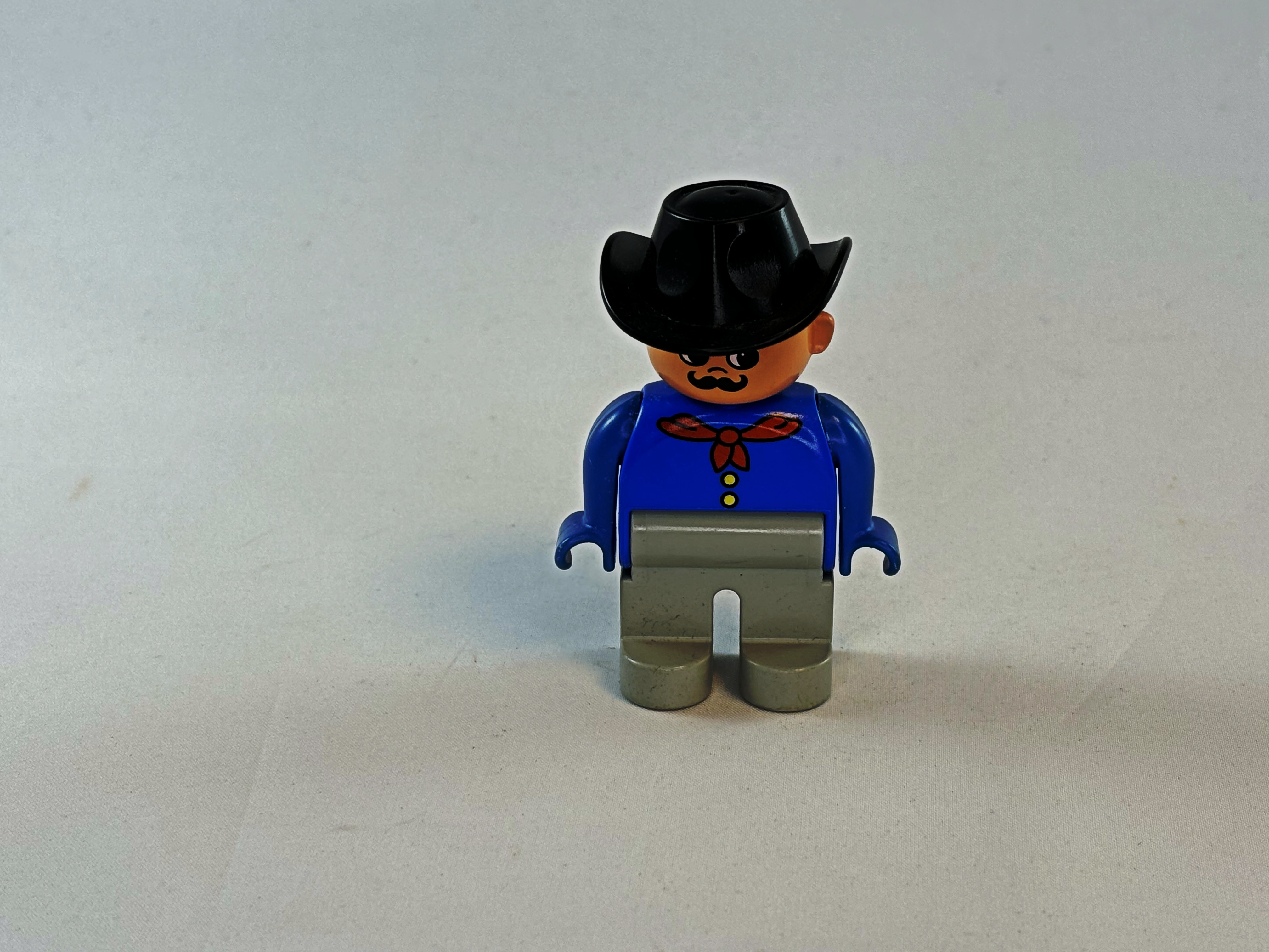 Cowboy met blauw shirt en zwarte hoed Duplo