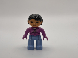 Vrouw paars shirt, paarse handen en zwart haar Duplo