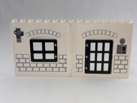 Muur wit gevangenis / politiebureau Duplo