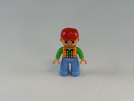 Man met licht blauwe broek, blauw met oranje vest en rode pet Duplo