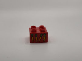 Wortelen op blok rood Duplo