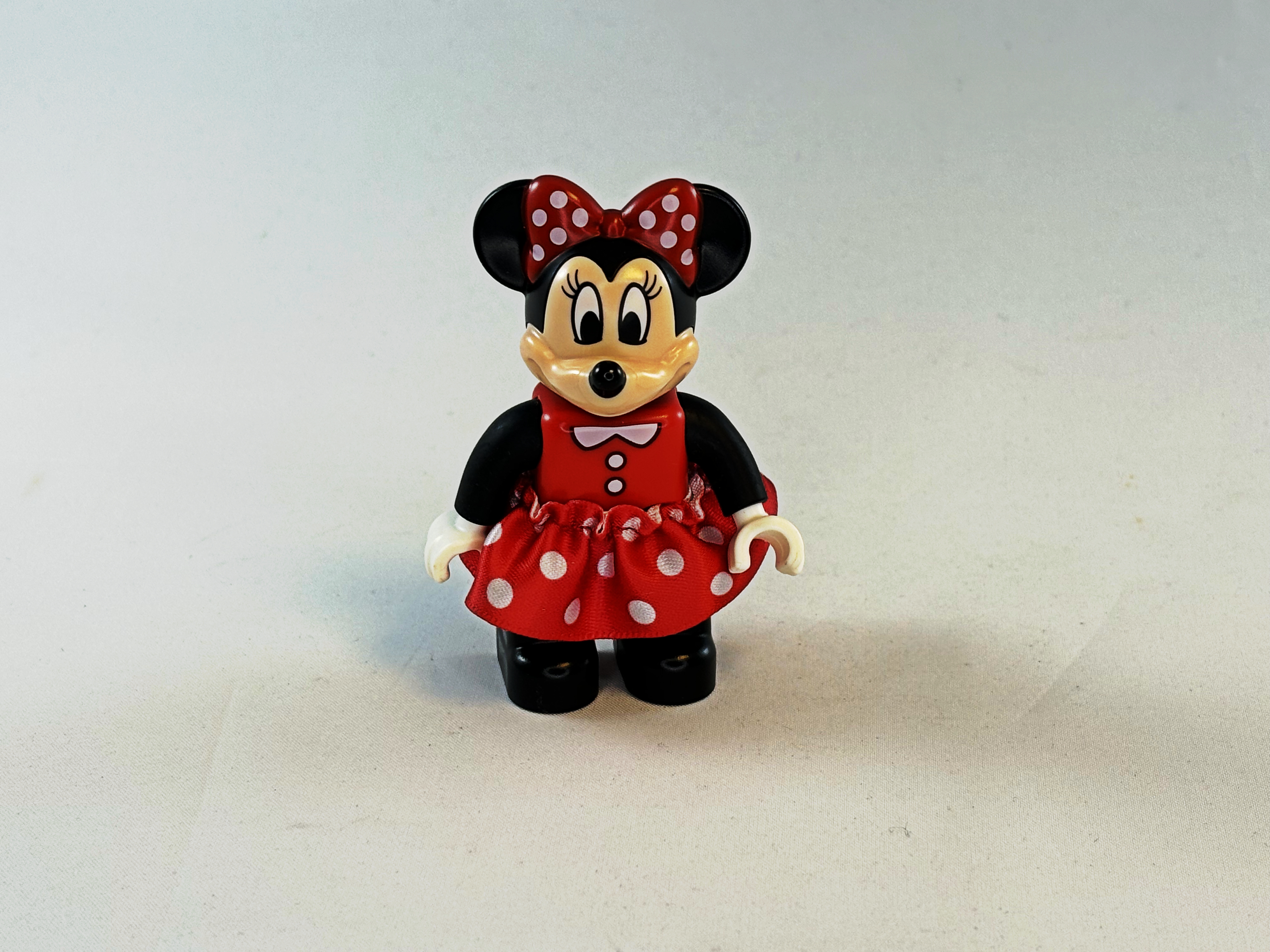 Minnie Mouse in rode jurk