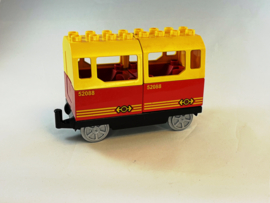 Personenwagon rood geel met opdruk Duplo