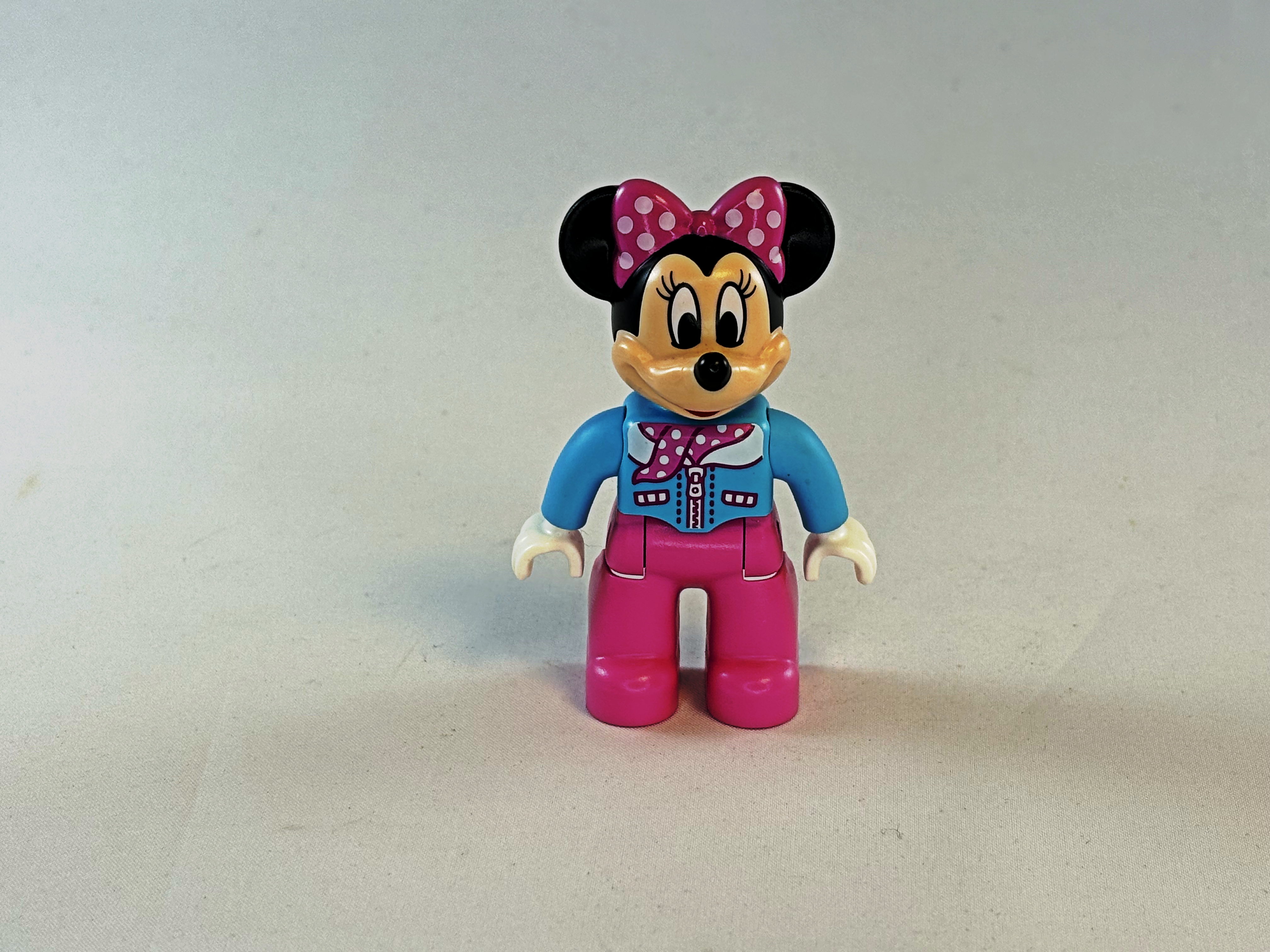 Minnie Mouse in blauw roze kleding