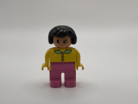 Vrouw roze broek en zwart haar Duplo