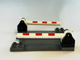 Overgang met 2 slagbomen treinrails zwart wit rood donkergrijs Duplo