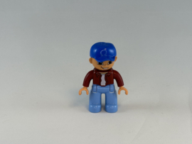 Man met licht blauwe broek, rood overhemd en blauwe pet Duplo