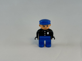 Politieagent blauwe broek, zwarte jas en blauwe pet Duplo