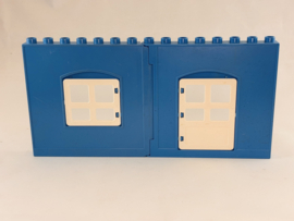 Muur mediumblauw met raam en deur wit Duplo