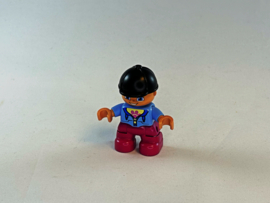 Meisje met paarse broek, licht blauwe trui en cap Duplo