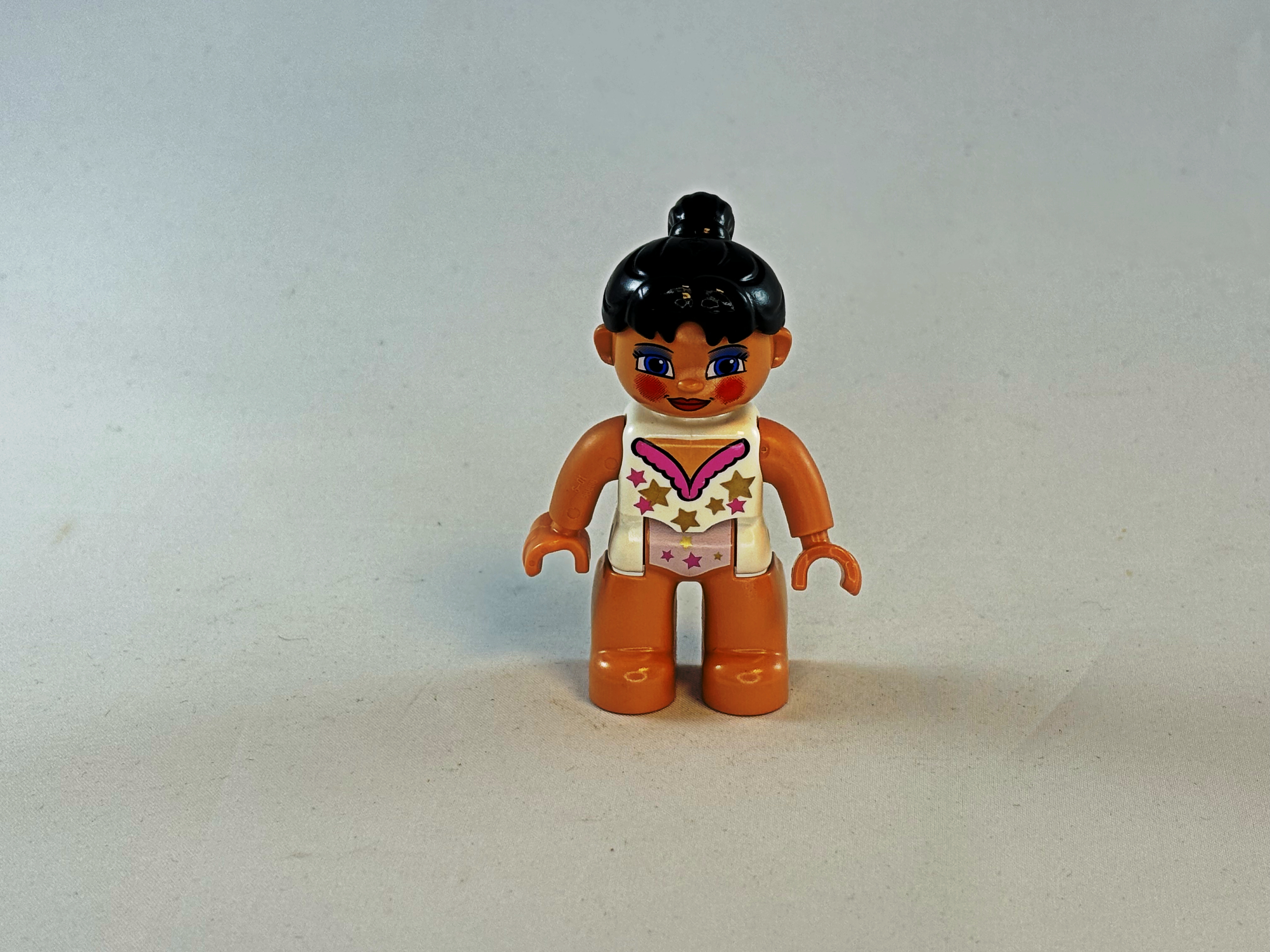 Vrouw wit turnpakje Duplo