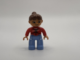 Vrouw rood shirt en bruin haar in paardenstaart Duplo