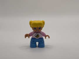 Meisje blond haar met bij Duplo