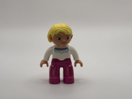 Vrouw kort blond haar en roze broek Duplo