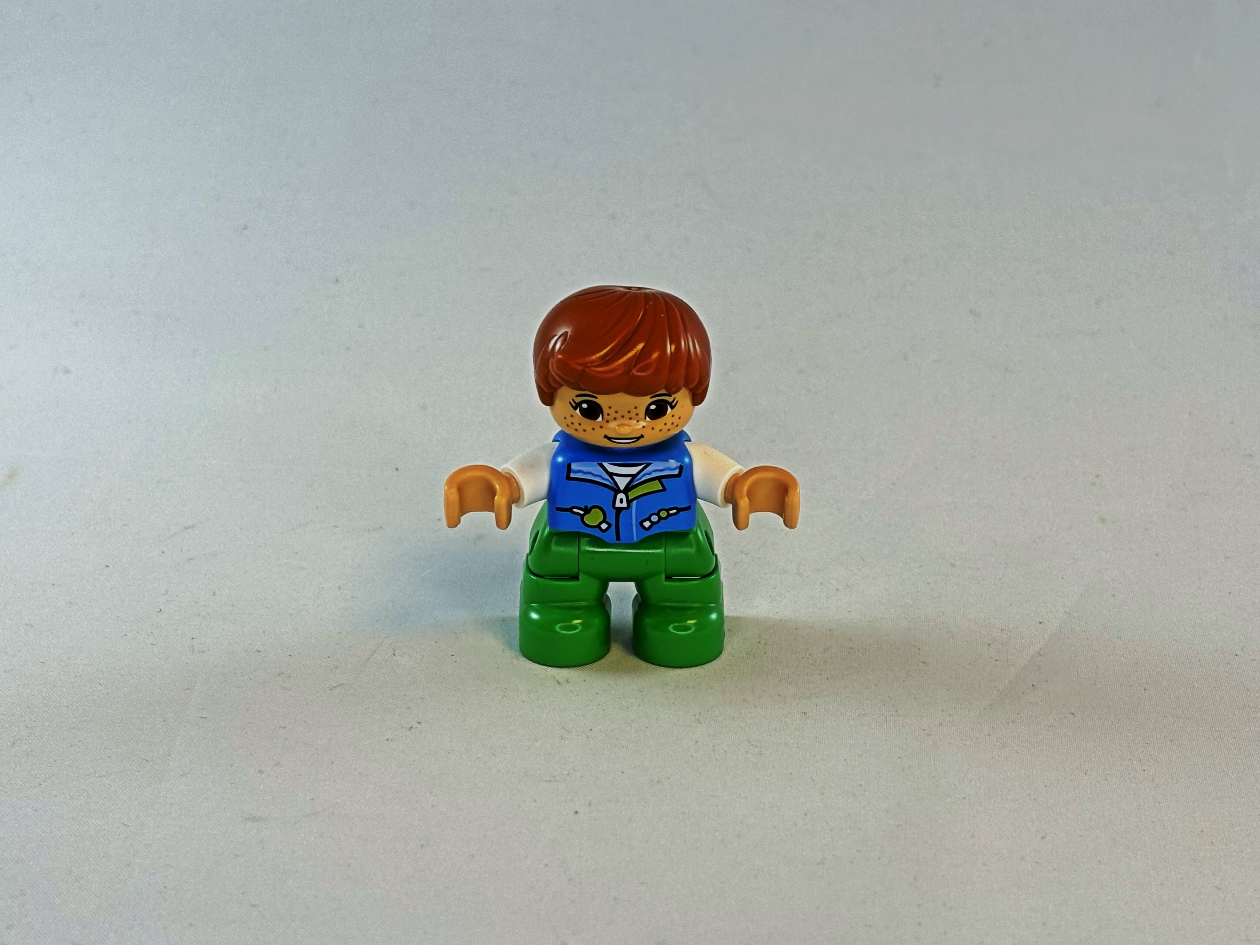 Jongen met sproeten, kleding in het groen blauw Duplo