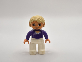 Vrouw blond haar met paars shirt Duplo