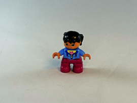 Meisje met paarse broek, licht blauwe trui en zwart haar Duplo