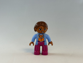 Vrouw getint met roze broek en blauw jasje Duplo