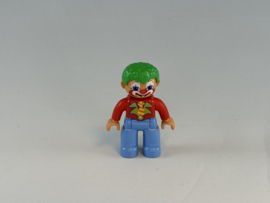Clown licht blauwe broek, rood shirt en groene krullen Duplo
