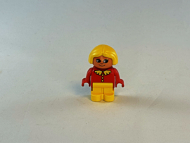 Meisje met gele broek, rode blouse en geel haar Duplo