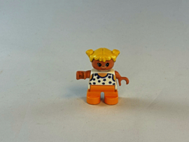Meisje met oranje broek, wit hemdje en geel haar Duplo