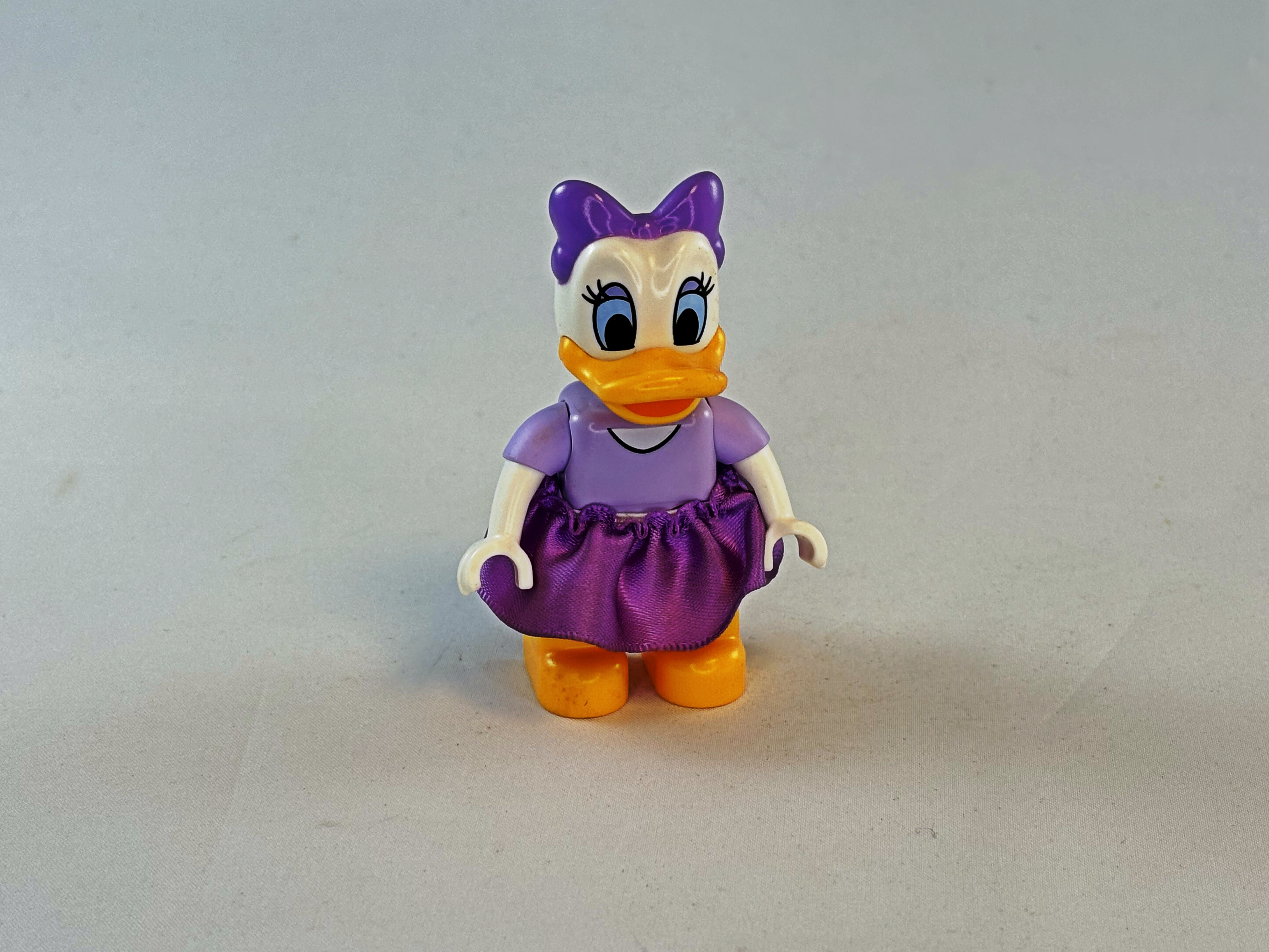 Katrien Duck met paars stoffen rok