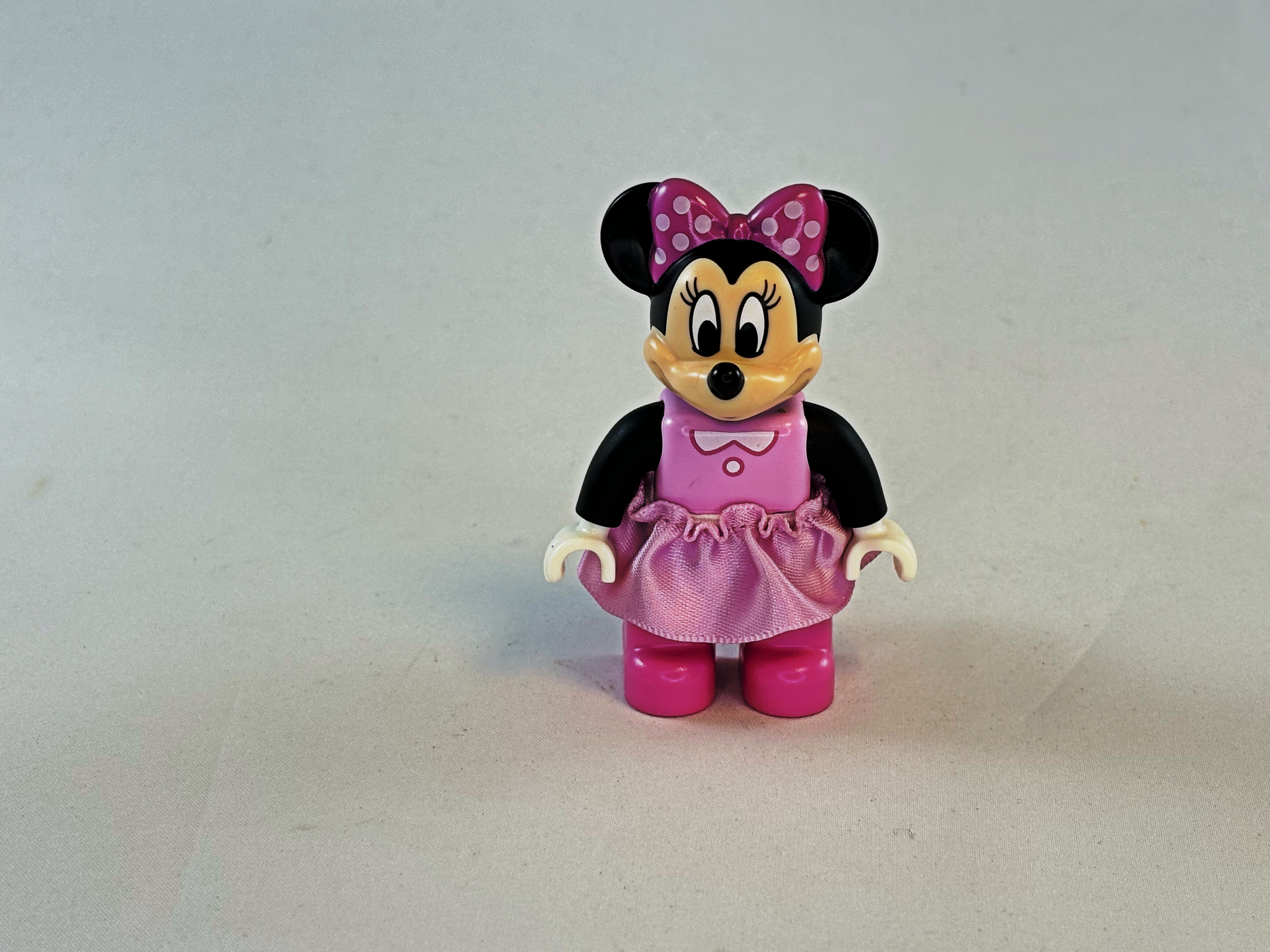 Minnie Mouse in roze korte rok en zwarte mouwen