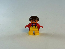 Meisje met gele tuinbroek, rode trui en bruin haar Duplo