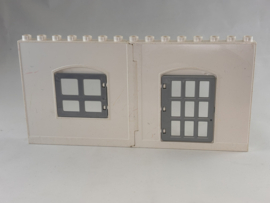 Muur wit met ramen grijs en tralie deur Duplo