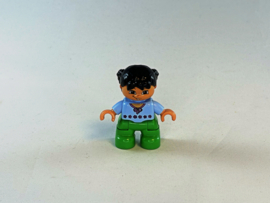 Meisje met groene broek, blauw shirt en zwart haar Duplo