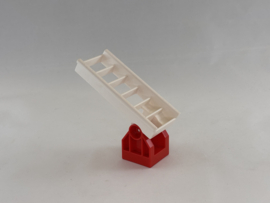 Ladder op voet  wit rood Duplo