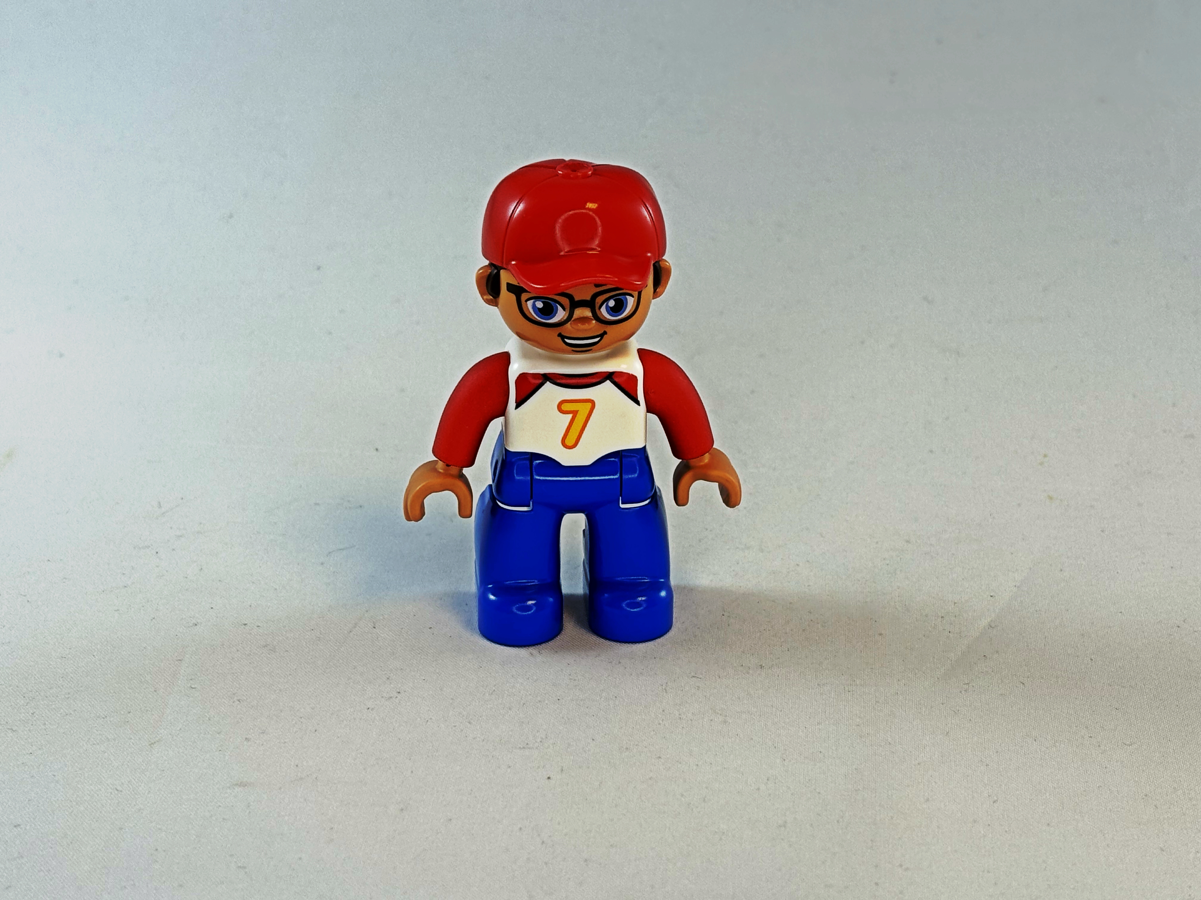 Man met kleding wit blauw rood en rode pet Duplo