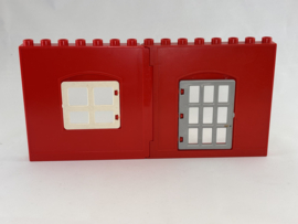 Muur rood met raam wit en tralie deur Duplo