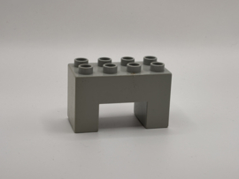 8 nops blok hoog met uitsparing aan de onderkant lichtgrijs Duplo