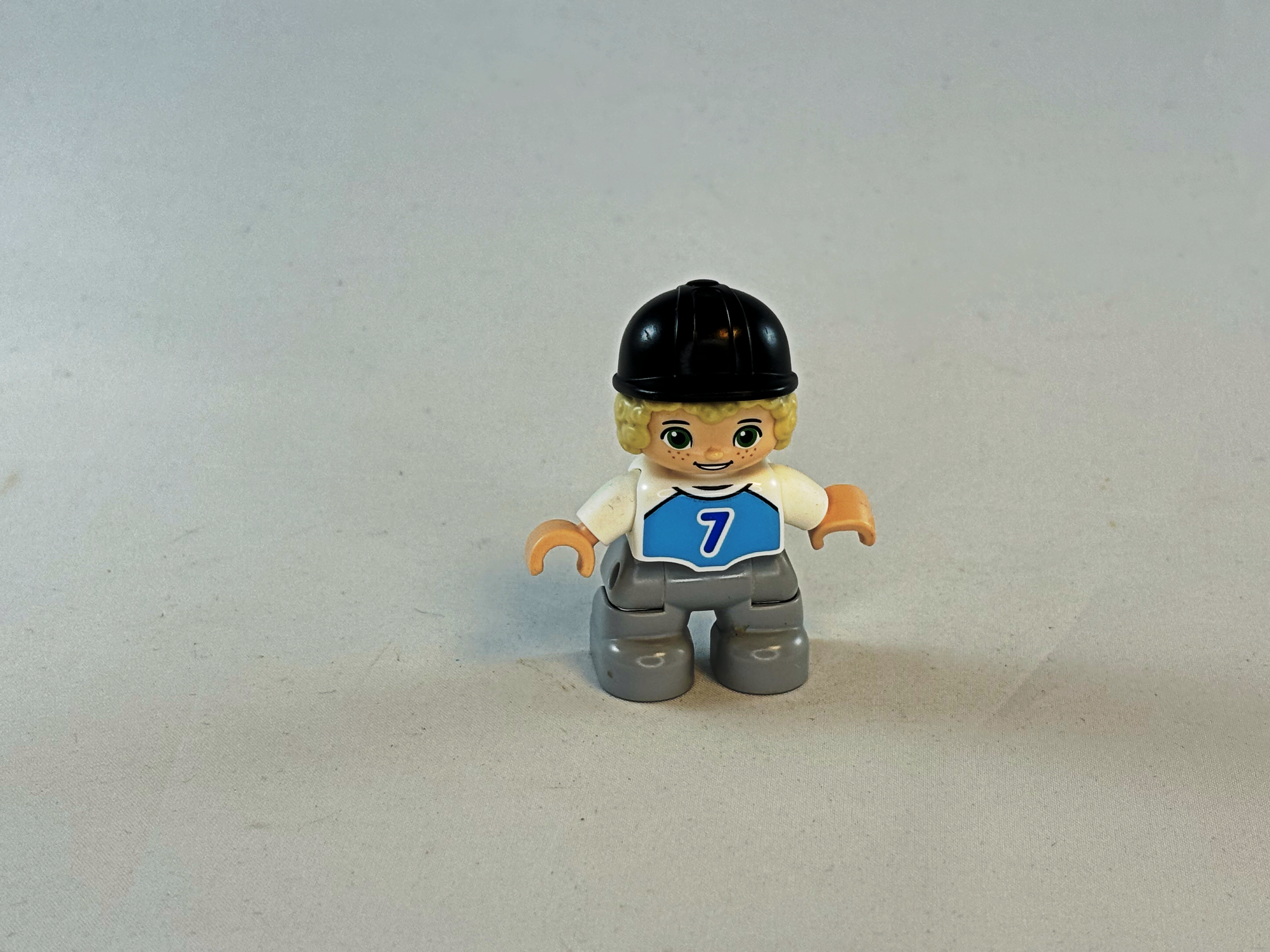 Ruiter met 7 op shirt Duplo