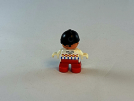 Meisje met rode broek, witte trui en cap Duplo