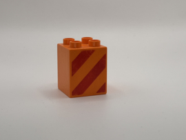 Strepen rood oranje op blok hoog oranje Duplo