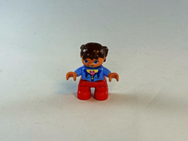 Meisje met rode broek, blauw vest en bruin haar Duplo