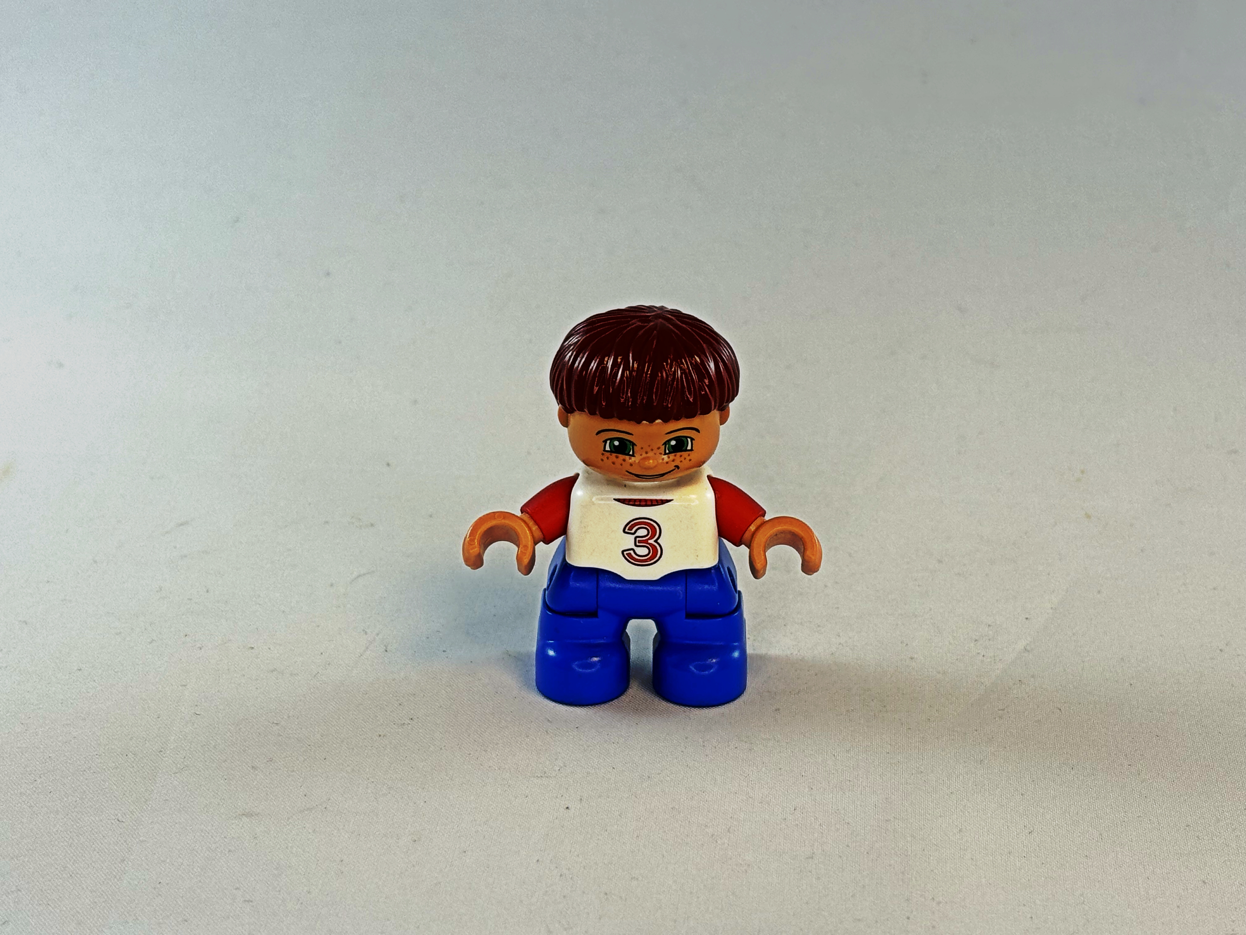 Jongen met 3 op shirt wit rood en broek blauw Duplo