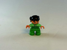 Meisje met groene broek, jas en zwart haar Duplo