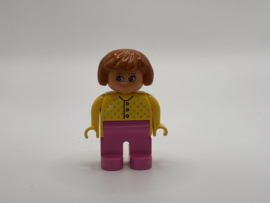 Vrouw roze broek en licht bruin haar Duplo