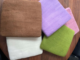 100% wollen naaldviltmat klein 30 * 30  cm - 3 - 3.5 cm dikte - wit