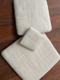100% wollen naaldviltmat 40 * 40  cm - 3 - 3.5 cm dikte - wit